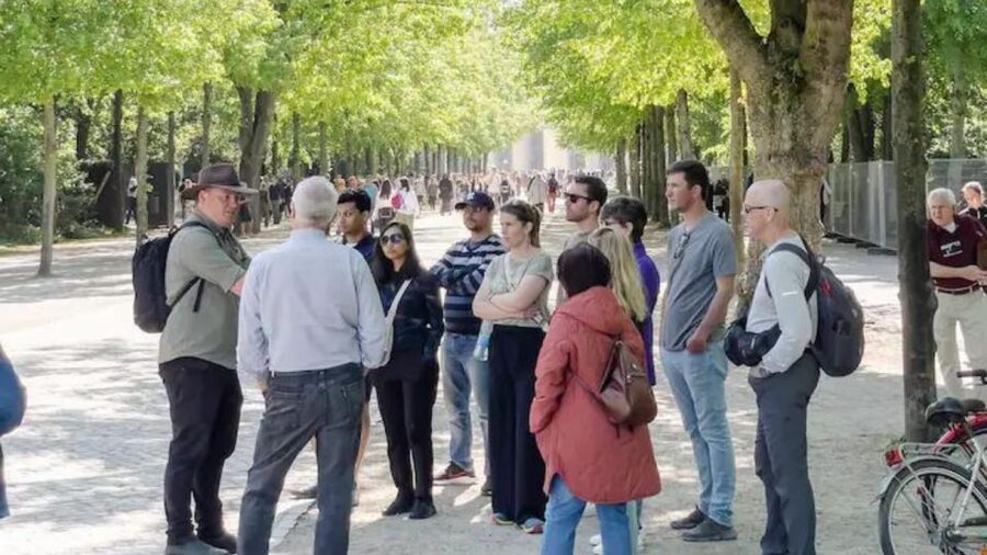Berlin: Hitler's Berlin The Rise & Fall Guided Walking Tour - Maps, photographs, and the outdoor format