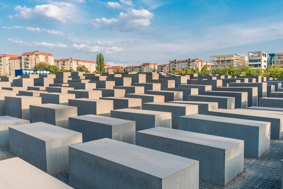Berlin: Third Reich & Cold War Guided Walking Tour - Soviet tanks at the Tiergarten memorial