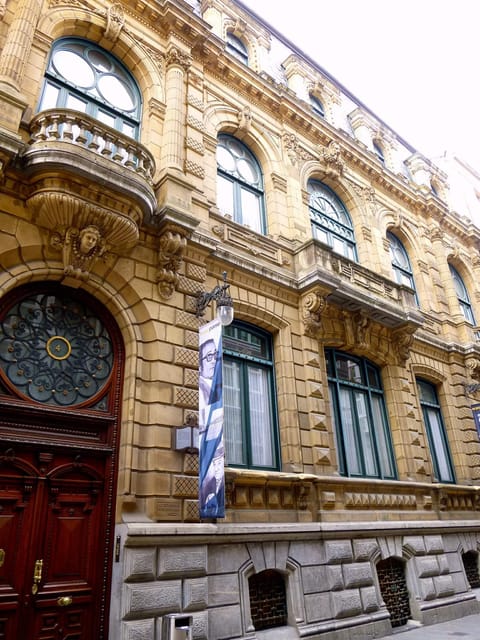 Bilbao old town walking tour - Txakurraren iturria and the small details