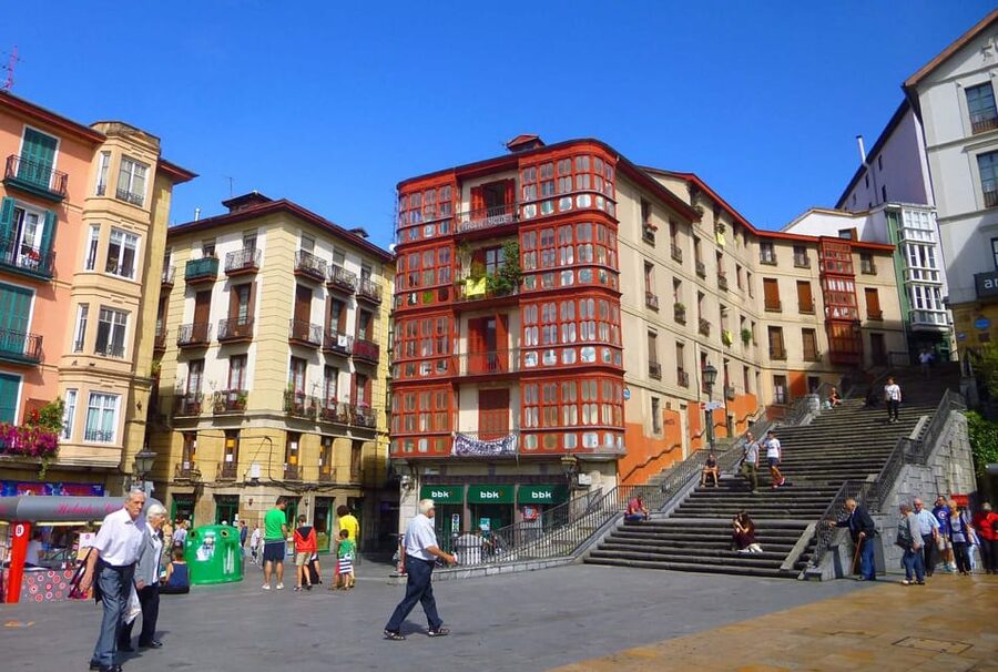 Bilbao old town walking tour - San Nikolas eliza and the first old-town stories