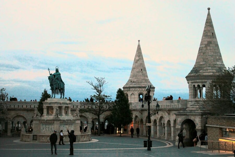 BloodThirsty Hungary: Walking tour & Dark Historical Stories - A dark evening in Budapest’s Castle District