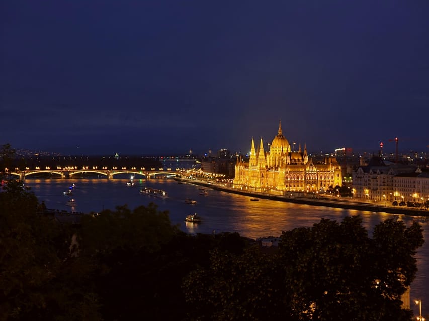 BloodThirsty Hungary: Walking tour & Dark Historical Stories - Oscar, Joe, and the performance style