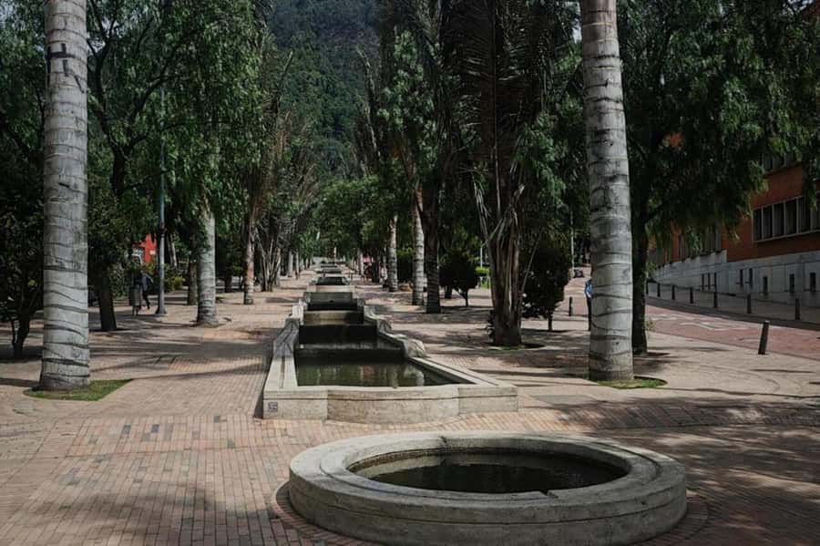 Bogotá: Guided La Candelaria Walking Tour - Carrera Séptima, museums, and extra stops
