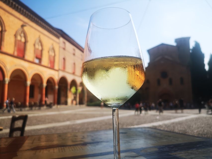 Bologna: City Center Guided Wine Walking Tour - Meeting Filippo in Piazza del Nettuno