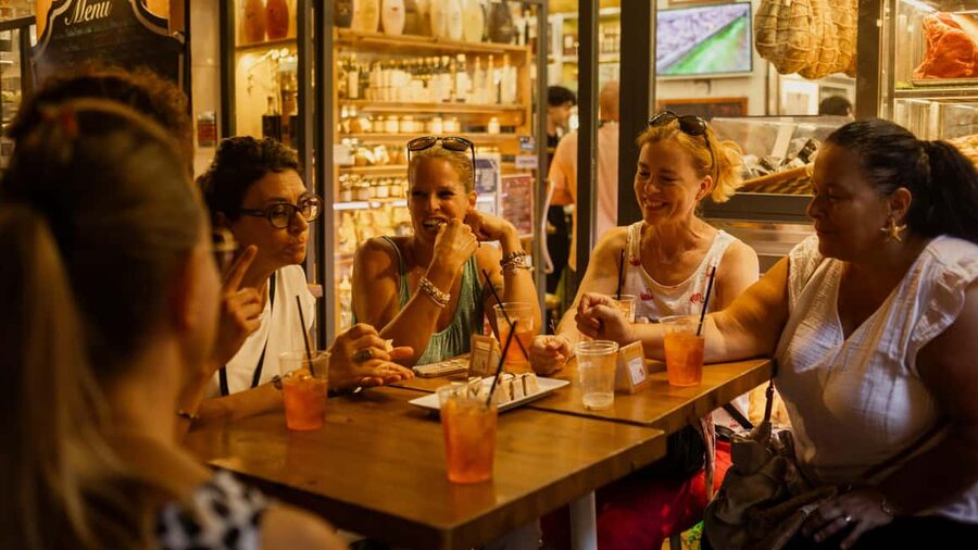 Bologna: Dinner, Wine & Tastings Walking Tour - Walking the Quadrilatero market lanes