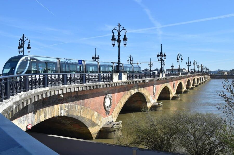 Bordeaux: Guided Walking Tour - Reading balconies, façades, and private mansions