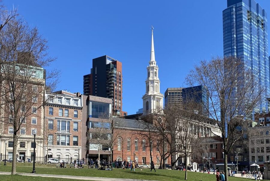 Boston: Freedom Trail Guided Walking Tour in French - Churches, graveyards, and the city’s early story