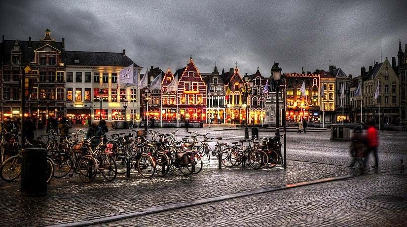 Bruges: Guided Walking Tour - Starting near the Lake of Love