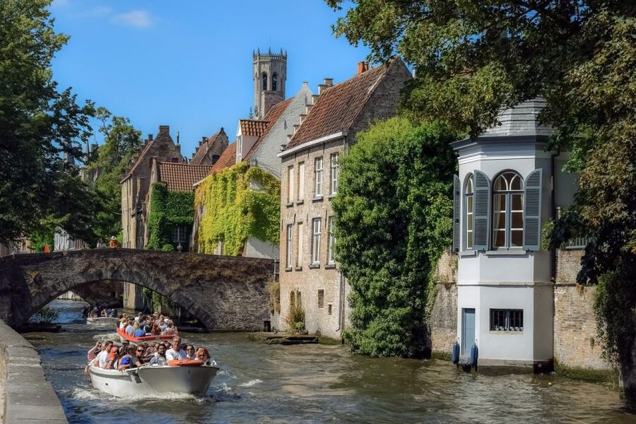 Bruges: Walking Tour, Canal Boat Trip w/Beer Tasting Option - From Lake of Love to the Begijnhof
