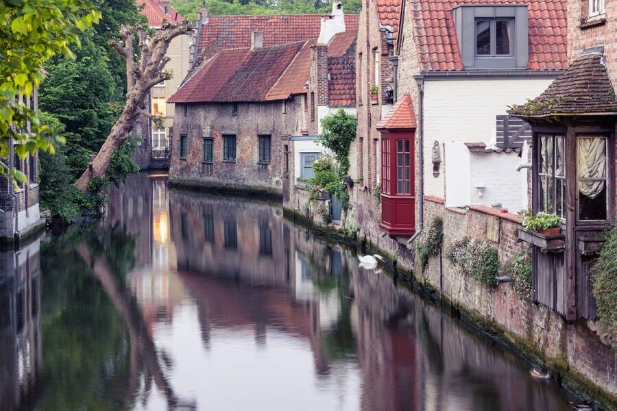 Bruges: Walking Tour, Canal Boat Trip w/Beer Tasting Option - Should You Add the Four-Beer Tasting?