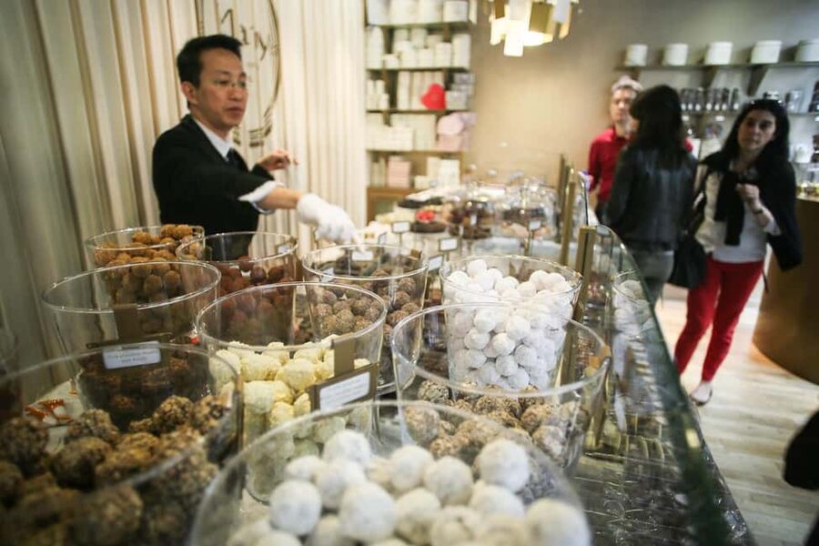 Brussels: Chocolate Appreciation and Tasting Walking Tour - Learning to taste Belgian chocolate