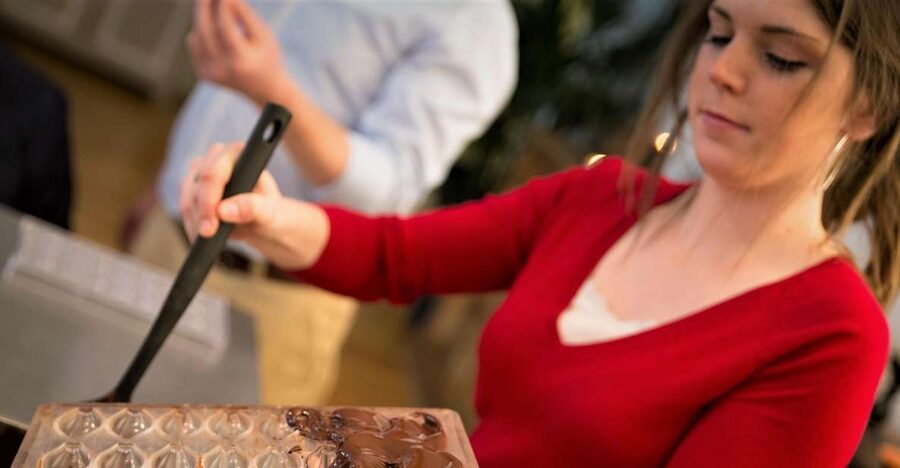 Brussels: Chocolate Workshop and Guided Walking Tour - Walking through Brussels between tastings