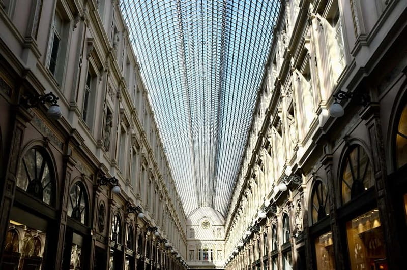 Brussels Highlights: Walking & Bus Tour with Waffle Tasting - Manneken Pis and the small-scale side of Brussels