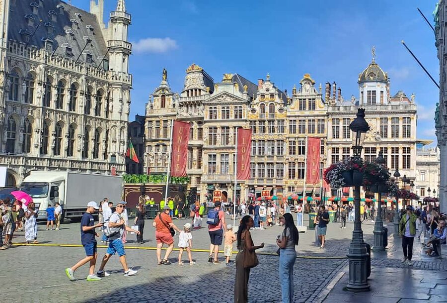 Brussels: Walking Food Tour with Chocolate, Beer, & Waffles - Waffles, the Royal Galleries, and a sweet finish