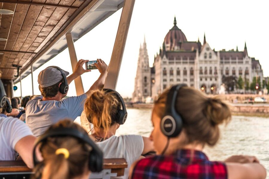 Budapest: 3-hour City Tour with Castle Walk + 1-hour Cruise - Guides make the difference