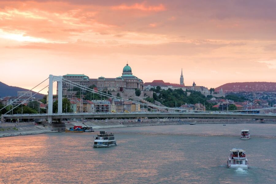 Budapest: 3-hour City Tour with Castle Walk + 1-hour Cruise - Castle Hill, Fisherman’s Bastion, and Matthias Church