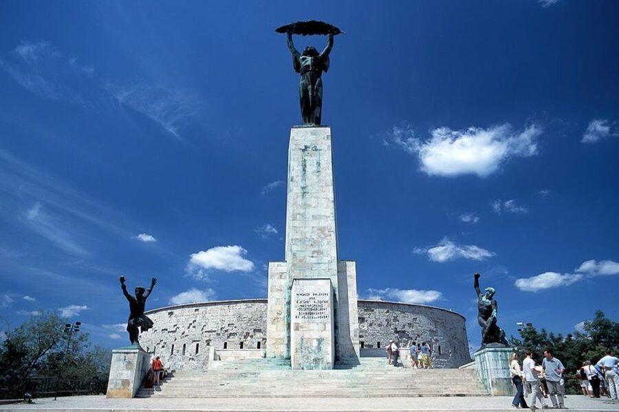Budapest: 3-Hour Grand City Tour and Castle Walk - Crossing the Danube to Castle Hill