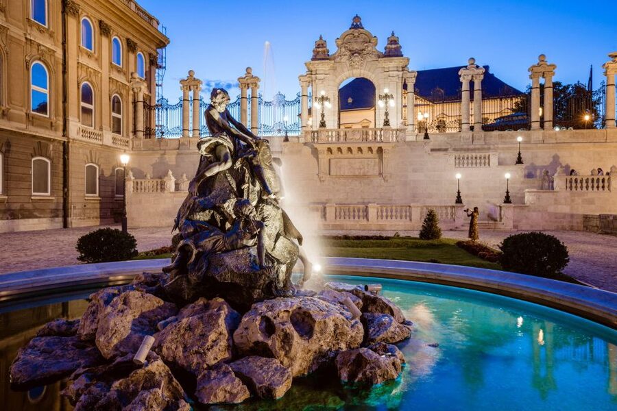 Budapest: Buda Castle Walk with Saint Stephen's Hall - Szent György Square and the palace story