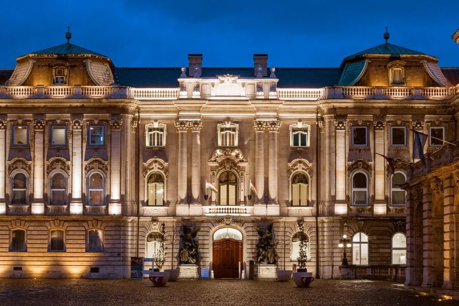 Budapest: Buda Castle Walk with Saint Stephen's Hall - Hunyadi Court and the marks of war