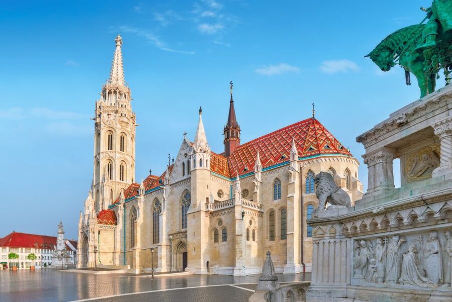 Budapest: Buda Walking Tour - Matthias Church and its colorful roof