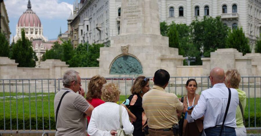 Budapest: City Center Walking Tour - The Duna Corso and a fine view across the river