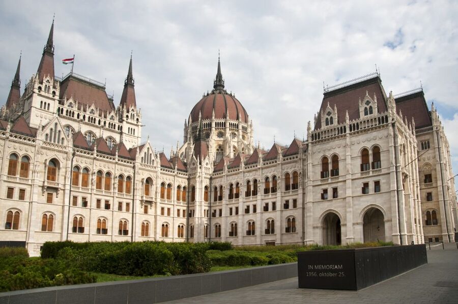 Budapest: Inner City Walking Tour in German - St Stephen’s Basilica and the city’s grand scale