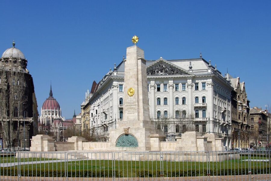 Budapest: Inner City Walking Tour in German - The guides and the German-language experience