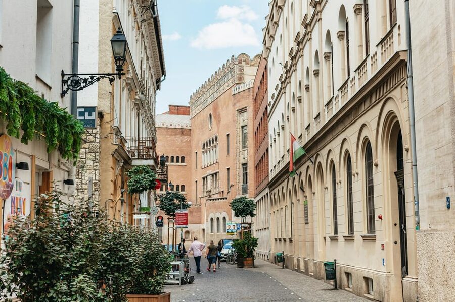 Budapest: Jewish History Guided Walking Tour with Historian - Starting at Erzsébet Square