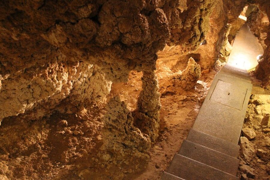 Budapest: Semlő-hegyi & Pál-völgyi Caves Guided Walking Tour - How difficult is the walking?