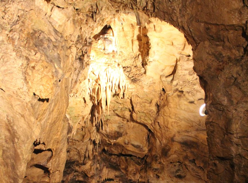 Budapest: Semlő-hegyi & Pál-völgyi Caves Guided Walking Tour - What to wear in every season