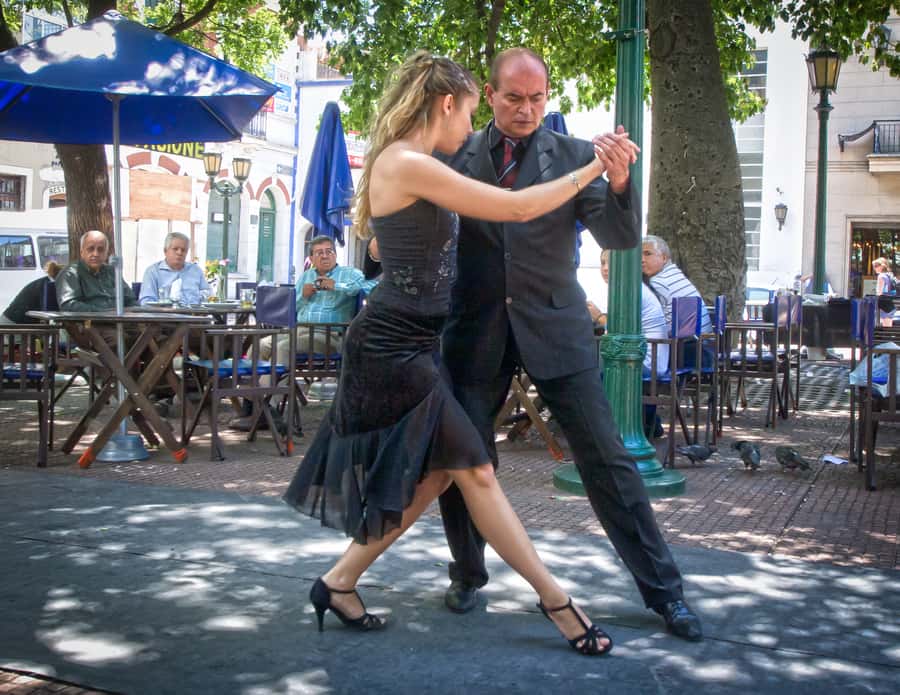 Buenos Aires: San Telmo and Market Guided Walking Tour - What the guides add to the walk
