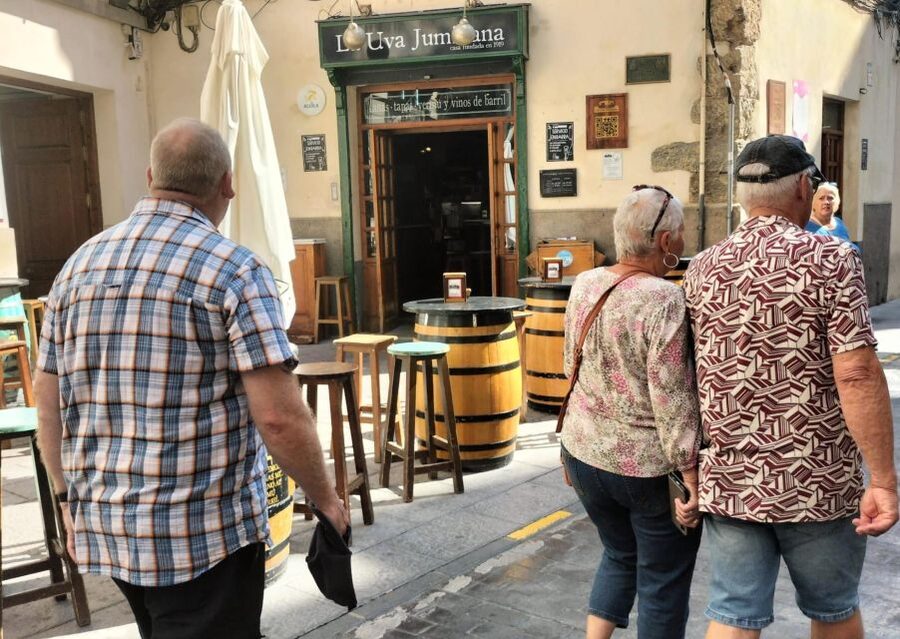 Cartagena: Guided Walking Tour with Tapas and Drinks - Three tapas stops, with time to sit