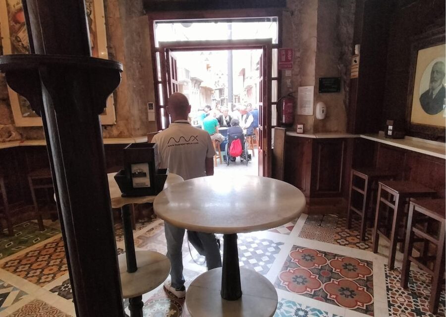 Cartagena: Guided Walking Tour with Tapas and Drinks - Who should book this Cartagena food walk?