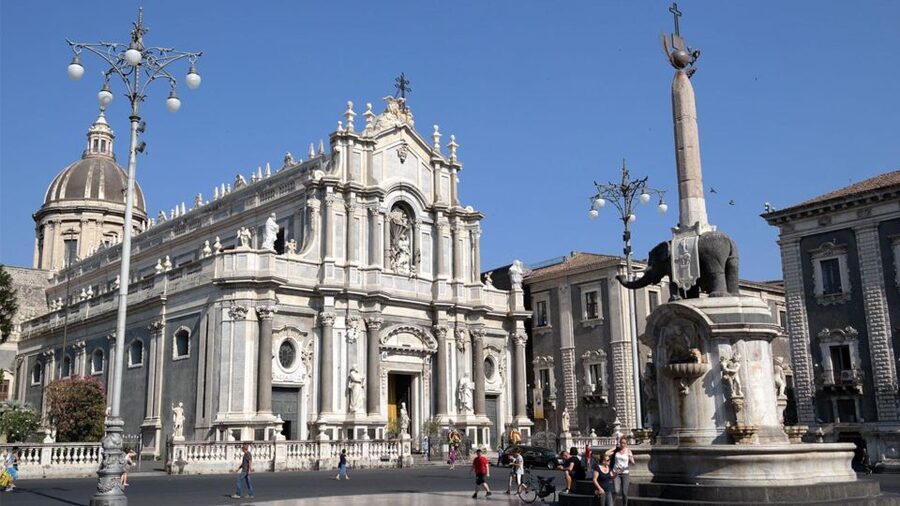 Catania: City Highlights Walking Tour - Piazza Università and the return through central Catania