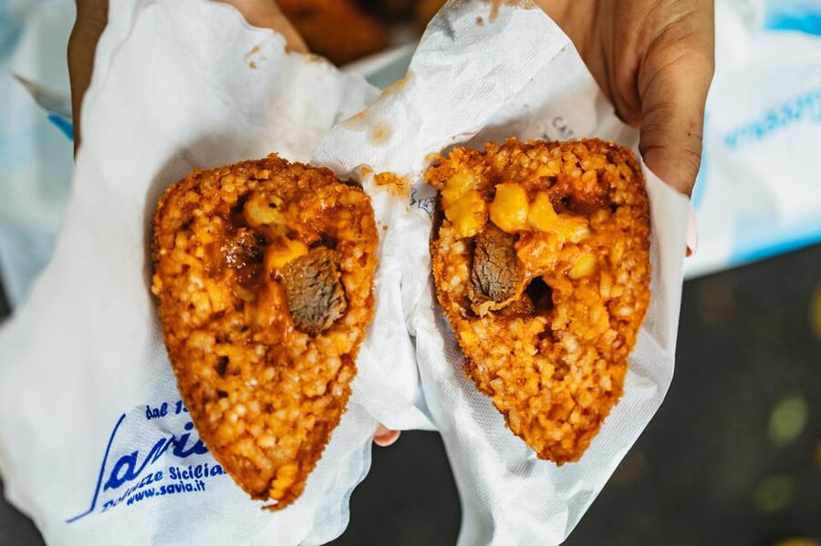 Catania: Guided Street Food Walking Tour - Villa Bellini and a dessert finish