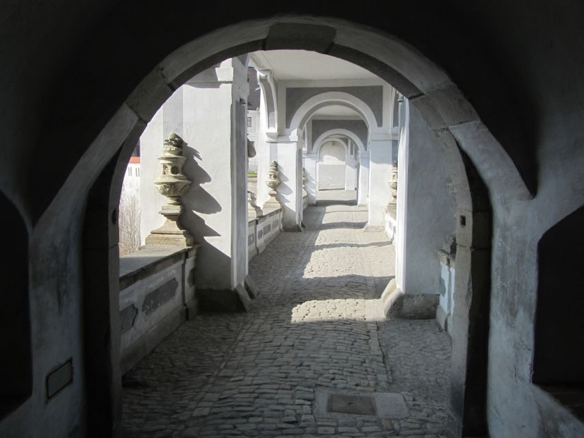 Český Krumlov: 2 Hour Private Walking Tour with Guide - Bear Moat and the castle courtyards