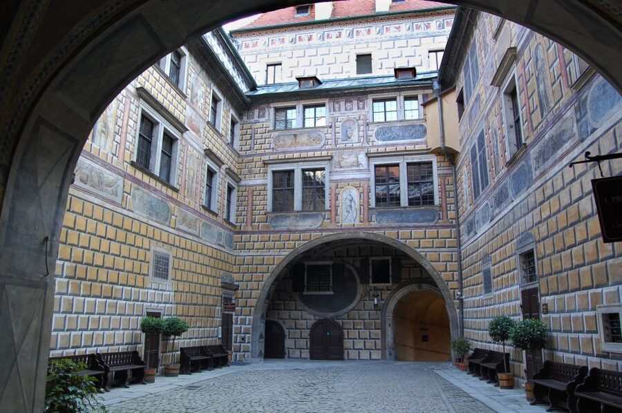 Český Krumlov: 2 Hour Private Walking Tour with Guide - What the guide adds to the two hours