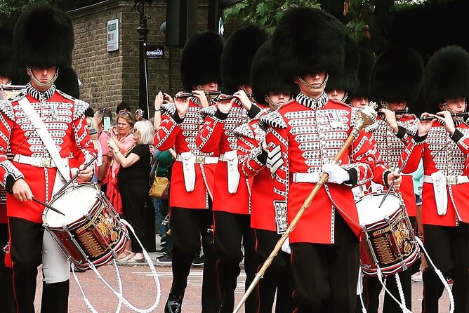 Changing of the Guard Guided Walking Tour in London - Buckingham Palace without the palace courtyard