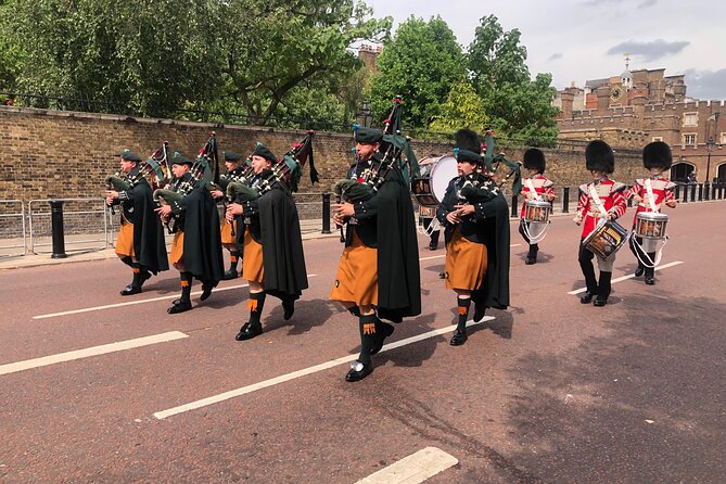 Changing of the Guard Walking Tour - Buckingham Palace as the final scene