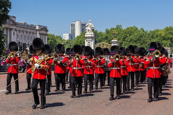 Changing of the Guard Walking Tour in London at Buckingham Palace - Seeing the Changing of the Guard without guessing where to stand