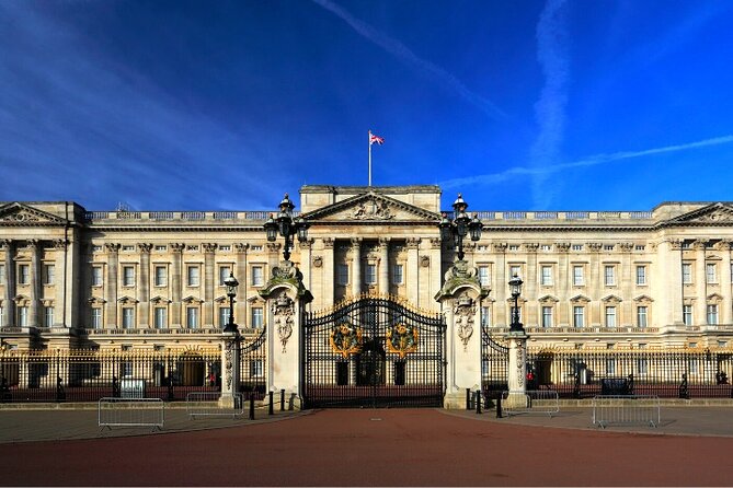 Changing of the Guard Walking Tour in London at Buckingham Palace - St James’s Palace and Clarence House