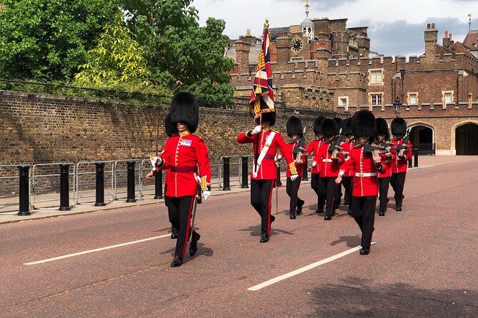 Changing of the Guard Walking Tour - Starting at Edward VII and finding your group