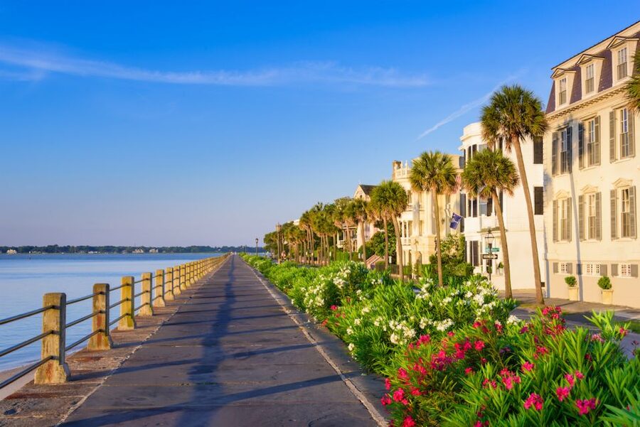 Charleston walking tour with a Citadel history professor - Old alleys and graveyards: Charleston away from the main route