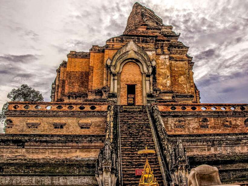 Chiang Mai: 3 Hour Old City and Temples Guided Walking Tour - Wat Chedi Luang starts the story