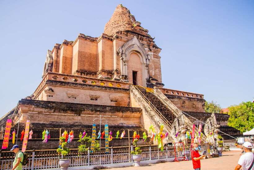 Chiang Mai: 3 Hour Old City and Temples Guided Walking Tour - The guide is the real value