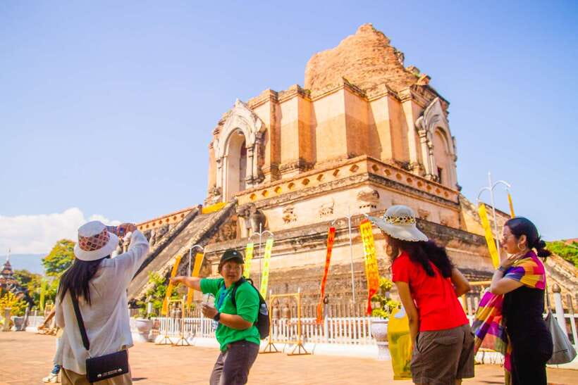 Chiang Mai: 3 Hour Old City and Temples Guided Walking Tour - Dress properly and pack for temple life