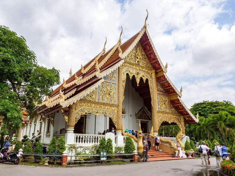 Chiang Mai: 3 Hour Old City and Temples Guided Walking Tour - Wat Phan Tao rewards a closer look