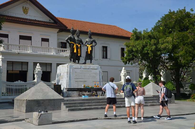 Chiang Mai: Historic Temples and City Guided Walking Tour - Wat Phan Tao, a teak hall with royal connections