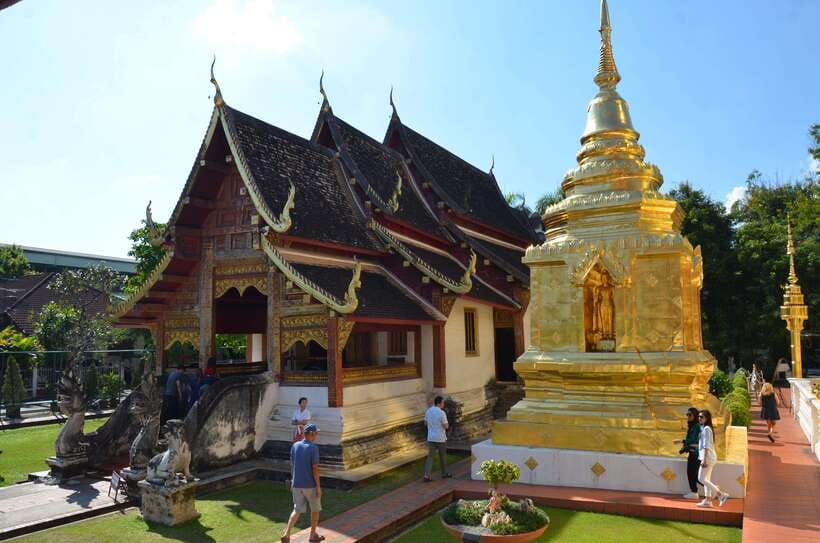 Chiang Mai: Historic Temples and City Guided Walking Tour - The guides make the difference