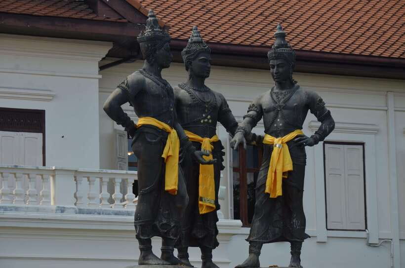 Chiang Mai: Historic Temples and City Guided Walking Tour - Heat, clothing, and the practical side of walking
